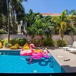 Luxury Pool 4 Bedroom 900m 1.5 Km Downtown วิลล่า Pattaya