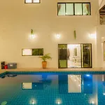 Luxury Pool 4 Bedroom 900m 1.5 Km Downtown วิลล่า Pattaya