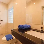 Luxury Pool 4 Bedroom 900m 1.5 Km Downtown วิลล่า