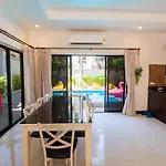 Luxury Pool 4 Bedroom 900m 1.5 Km Downtown วิลล่า *