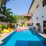 Luxury Pool 4 Bedroom 900m 1.5 Km Downtown วิลล่า *