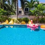Luxury Pool 4 Bedroom 900m 1.5 Km Downtown วิลล่า Pattaya