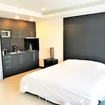 Platinum Suites, Thepprasit Road - Large Top Floor Studio