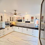 Izzyland Luxury Pool Walking Street Villa *