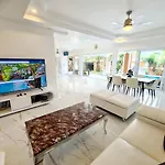 Izzyland Luxury Pool Walking Street Pattaya