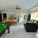 Corner - House Walking Street 4 Bedrooms Villa Pattaya