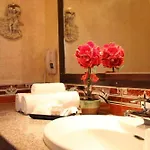 โรงแรม Rita & 3*