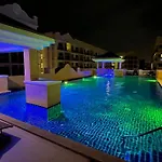 อพาร์ทเม้น Exclusive Arcadia - Amazing Pools & Gardens, Gym, Sauna, Waterfalls, Jacuzzi, Fast Internet Pattaya