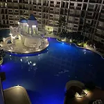 อพาร์ทเม้น Exclusive Arcadia - Amazing Pools & Gardens, Gym, Sauna, Waterfalls, Jacuzzi, Fast Internet *