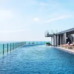 -amazing Location With Infinity Pool *