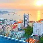 -amazing Location With Infinity Pool Apartment Pattaya