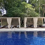 Hotel Let's Hyde & - Pool