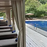 Let's Hyde & - Pool 4*