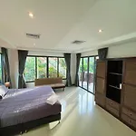 Private Pool & Jacuzzi Villa, Phratumnak, Pattaya - 600M From The Beach, 711 Nearby