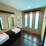 Private Pool & Jacuzzi Villa, Phratumnak, - 600m From The Beach, 711 Nearby วิลล่า *