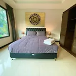 Private Pool & Jacuzzi Villa, Phratumnak, - 600m From The Beach, 711 Nearby Pattaya