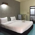 Sutus Court 7 Hotel