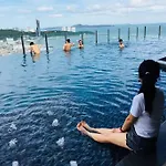 泰国芭提雅thebase无边游泳池公寓 *