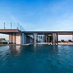 泰国芭提雅顶层无边游泳池公寓thebase健身房