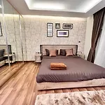 Garden View Studio In Peak Towers