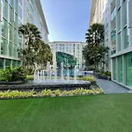 Stylish Condo With Blazing Fast Fiber Internet, Pool, Sauna, Steam Room, Gym - Guest Friendly