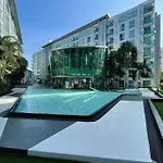 Stylish Condo With Blazing Fast Fiber Internet, Pool, Sauna, Steam Room, Gym - Guest Friendly