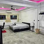 Splash Bar And Guest house