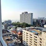 อพาร์ทเม้น The Base Center Of Rooftop Swimming Pool Pattaya