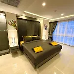 Large Luxury - Centre - Grand Avenue Residences - 501