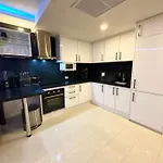อพาร์ทเม้น Large Luxury - Centre - Grand Avenue Residences, Pool View - 716
