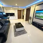 Large Luxury - Centre - Grand Avenue Residences, Pool View - 716 อพาร์ทเม้น