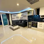 Large Luxury - Centre - Grand Avenue Residences, Pool View - 716 *