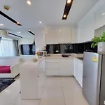 Luxury Spacious 1Br With Balcony