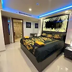 Large Luxury - Centre - Grand Avenue Residences, Pool View - 716 อพาร์ทเม้น