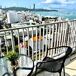 The Base Long Balcony King-bed With Infinity Pool & Free Netflix Apartment *