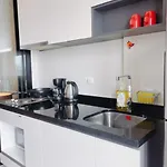 The Base Long Balcony King-bed With Infinity Pool & Free Netflix Apartment *
