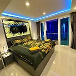 อพาร์ทเม้น Large Luxury - Centre - Grand Avenue Residences, Pool View - 716 *