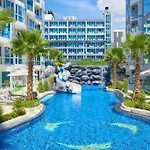 Large Luxury - Centre - Grand Avenue Residences, Pool View - 716