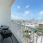 อพาร์ทเม้น Base Long Balcony King-bed With Infinity Pool Pattaya