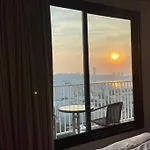 อพาร์ทเม้น Base Long Balcony King-bed With Infinity Pool