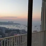 อพาร์ทเม้น The Base Long Balcony King-bed With Infinity Pool & Free Netflix Pattaya