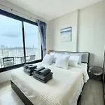 The Base Long Balcony King-bed With Infinity Pool & Free Netflix * Pattaya