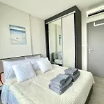 The Base Long Balcony King-bed With Infinity Pool & Free Netflix