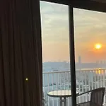 The Base Long Balcony King-bed With Infinity Pool & Free Netflix * Pattaya