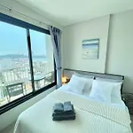 อพาร์ทเม้น The Base Long Balcony King-bed With Infinity Pool & Free Netflix *