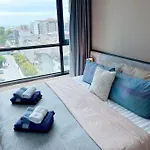 อพาร์ทเม้น Base Huge 2bed King&queen With Infinity Pool & Free Netflix! Pattaya