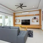 Relax Pool Near Walking Street,jacuzzi ,bbq 5bed 6bath House54 วิลล่า