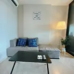 The Base Long Balcony King-bed With Infinity Pool & Free Netflix Apartment