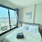 Apartment The Base Long Balcony King-bed With Infinity Pool & Free Netflix *