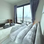 The Base Long Balcony King-bed With Infinity Pool & Free Netflix Apartment *